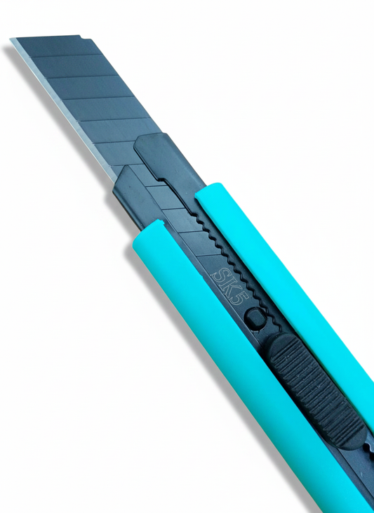 Cutter cu lamă neagră SK5 – 16 cm